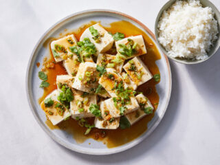 Tofu sedoso con aderezo de soja picante